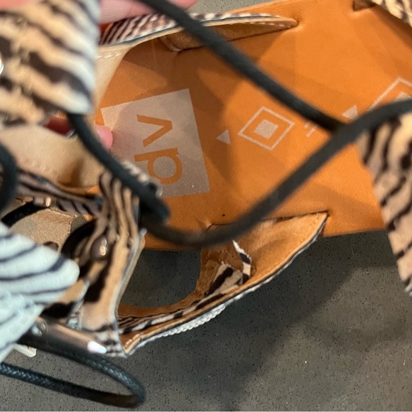 DV dolce vita sz 9.5 Jasmyn zebra stripe gladiator sandals - Picture 9 of 15